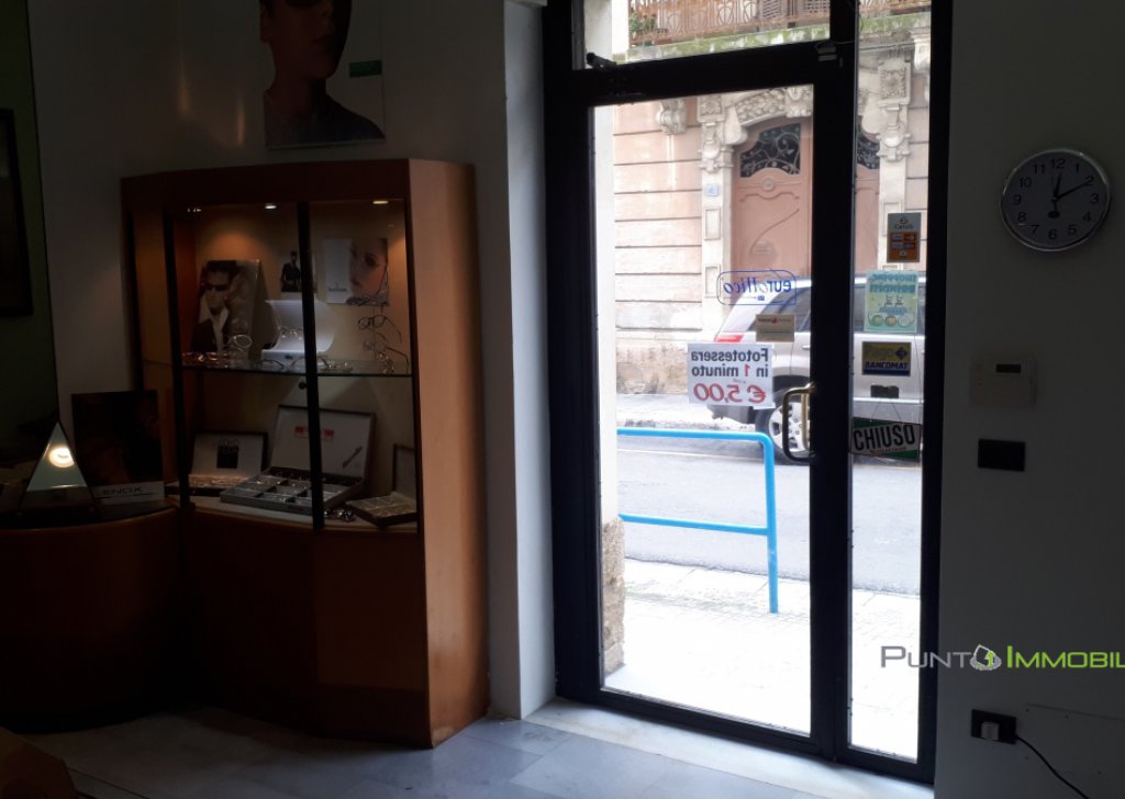 Vendita negozio / locale commerciale Brindisi - locale ad angolo con 3 vetrine Località centro