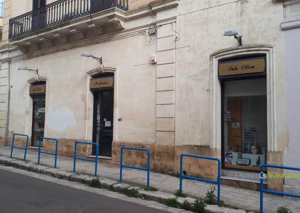 Vendita negozio / locale commerciale Brindisi - locale ad angolo con 3 vetrine Località centro
