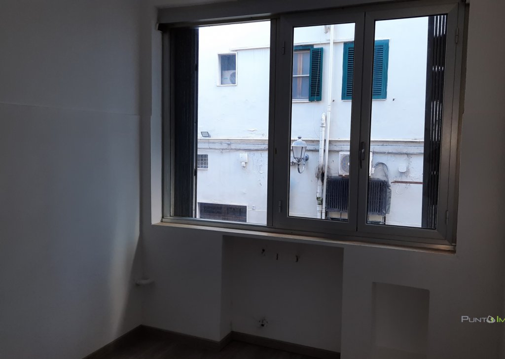 Affitto ufficio / studio Brindisi - ufficio al primo piano in pieno centro Località centro
