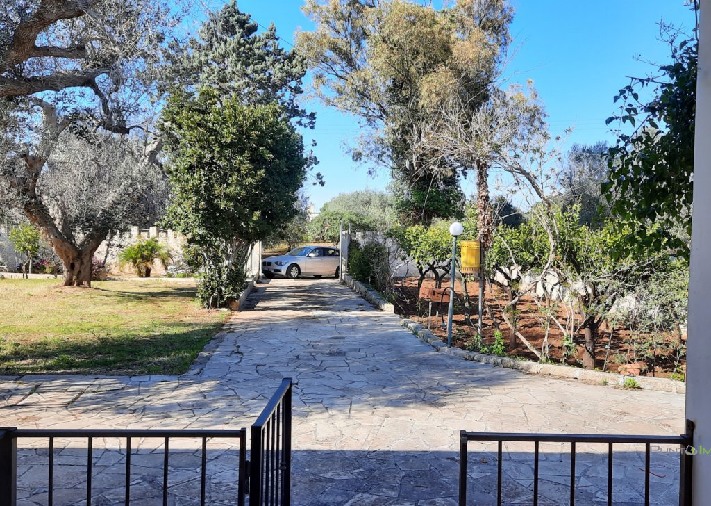 Vendita villa Brindisi - villetta con 3000mq terreno Località cda mascava