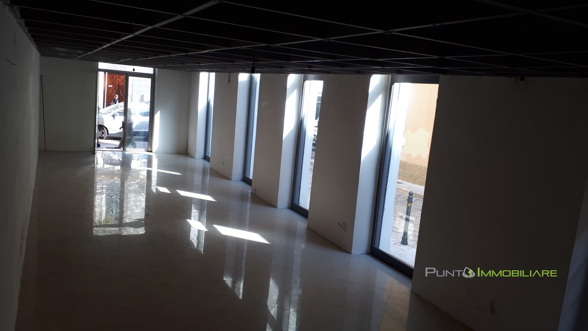 Negozio - Loc.Com. BRINDISI vendita  Brindisi  Punto Immobiliare