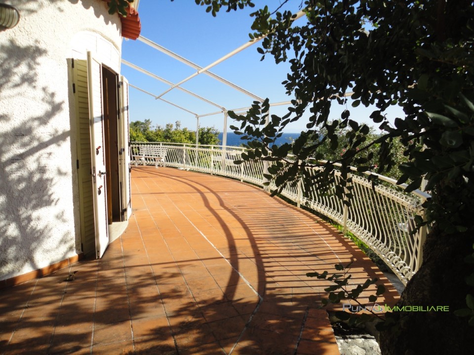 Villa CASTRO vendita  Castro  Punto Immobiliare