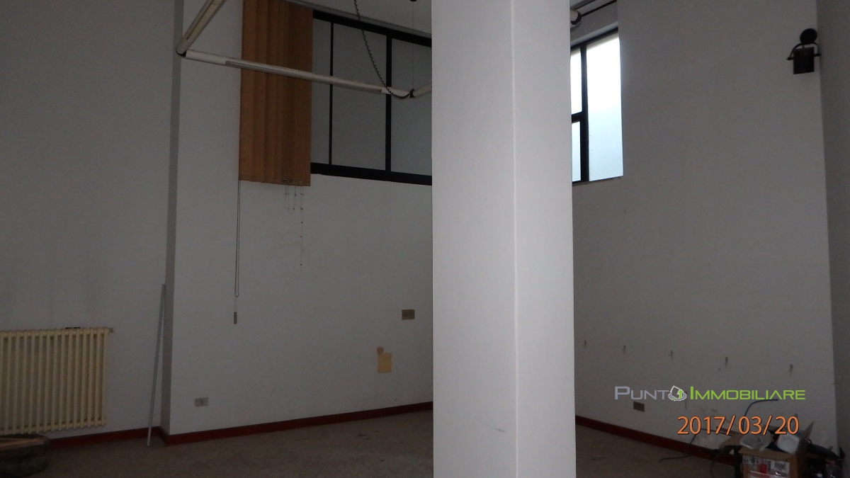 Negozio - Loc.Com. BRINDISI vendita  Brindisi  Punto Immobiliare
