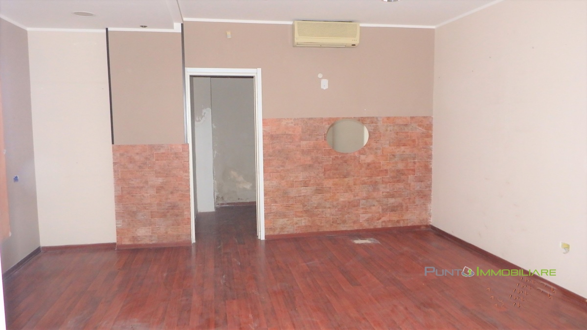 Negozio - Loc.Com. BRINDISI vendita  Brindisi  Punto Immobiliare
